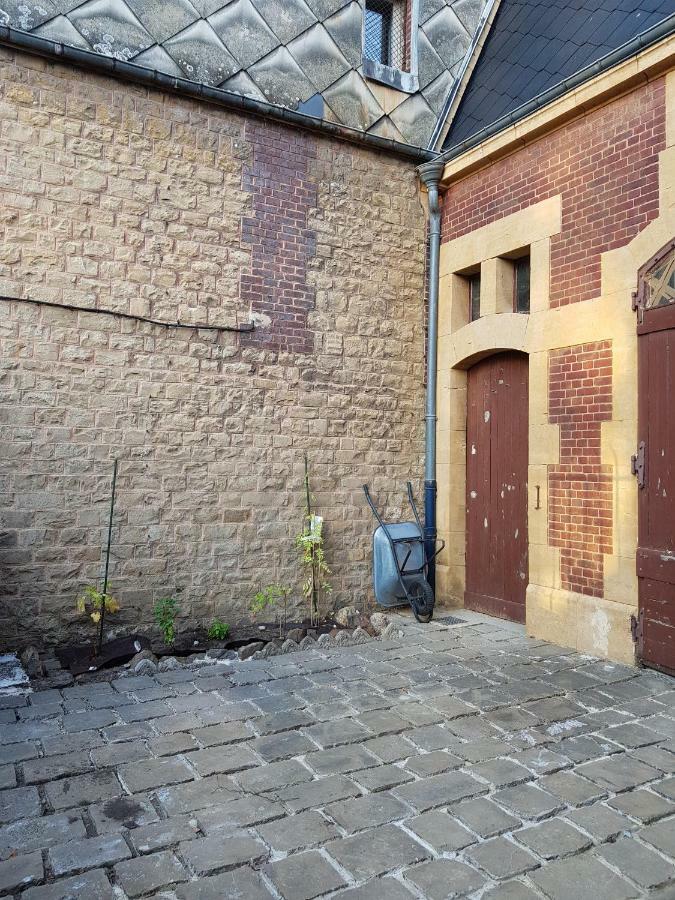 Appartement Atypique - 2 Chambres - Rue Calme Dans Centre Ville Sedan Exterior photo