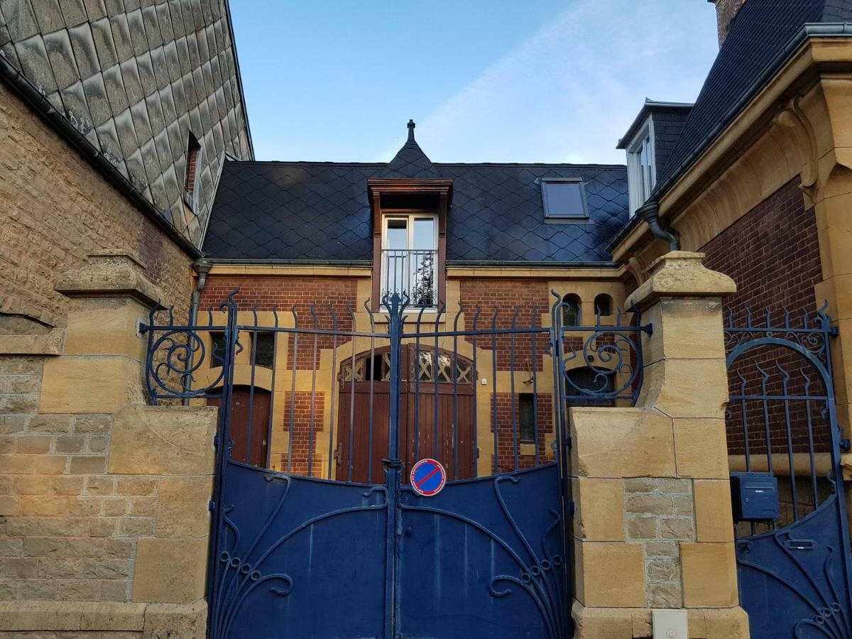 Appartement Atypique - 2 Chambres - Rue Calme Dans Centre Ville Sedan Exterior photo
